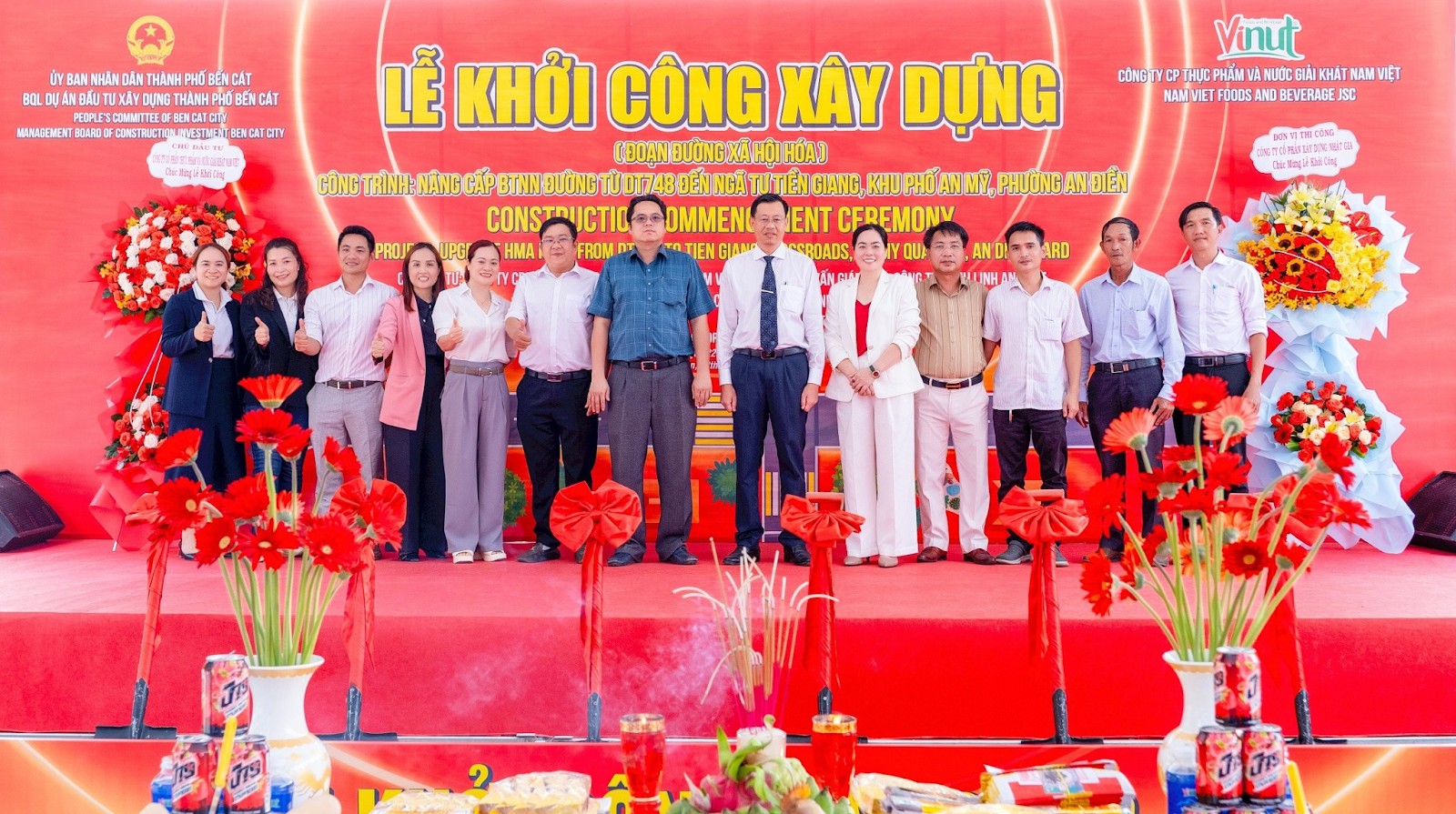 Lễ khởi công xây dựng đoạn đường xã hội hóa giữa UBND Thành phố Bến Cát và Công ty cổ phần Thực phẩm &amp; Nước giải khát Nam Việt - Ảnh: VINUT