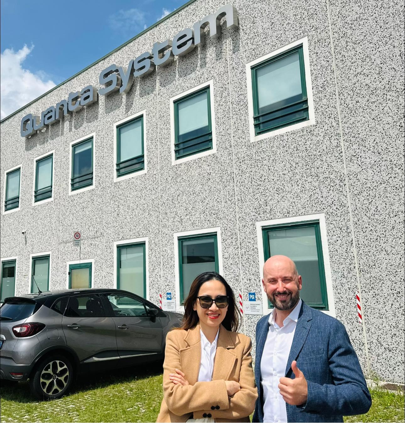 Bác sĩ Tô Lan Phương trong chuyến tham quan nhà máy sản xuất Quanta System cùng Mr Andrea - Giám đốc kinh doanh khu vực châu Á tại Ý. Năm 2023