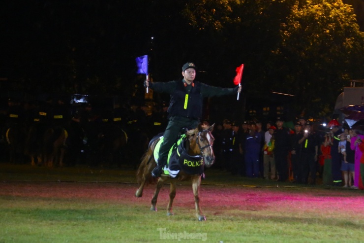 Đoàn Cảnh sát cơ động Kỵ binh tung hoành 