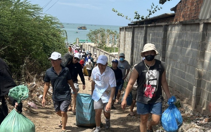 Dầu vón cục bao phủ Bãi biển Mũi Né: Nguyên nhân và Hậu quả