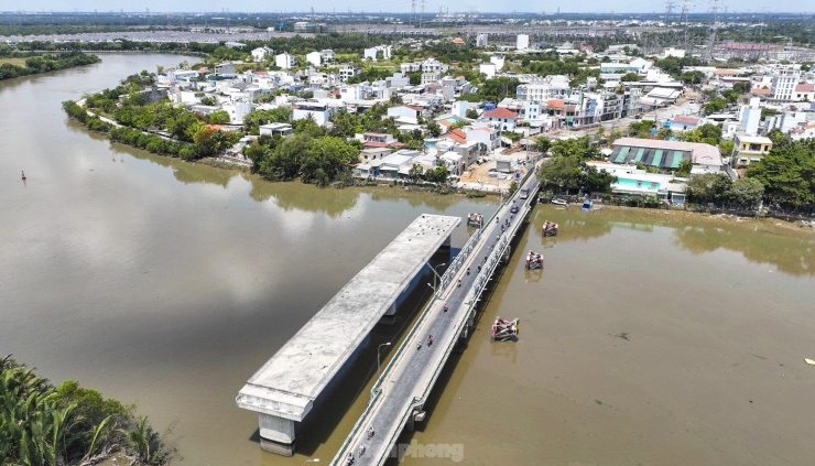 Dự án cầu Phước Long mới dài 359m, được khởi công vào tháng 2/2020 với tổng vốn đầu tư gần 398 tỷ đồng nhưng sau đó phải tạm dừng khi mới thi công xong một số trụ cầu do chưa được bàn giao đủ mặt bằng.