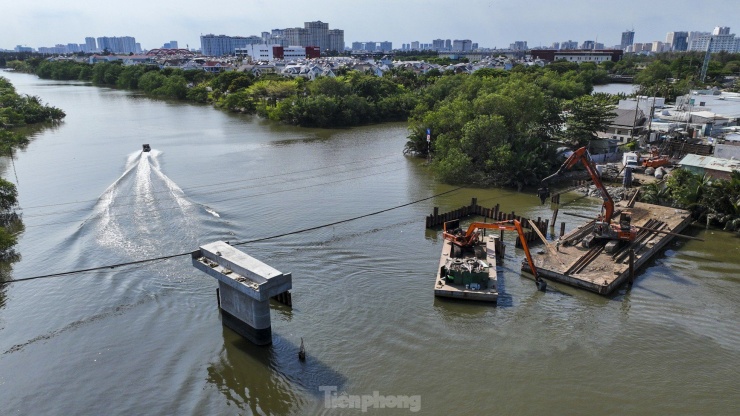 Dự án cầu Rạch Đỉa có tổng vốn đầu tư hơn 500 tỷ đồng đang được đẩy nhanh thi công nhằm thay thế cầu sắt cũ xuống cấp và giảm kẹt xe cho khu vực cửa ngõ phía Nam TPHCM.