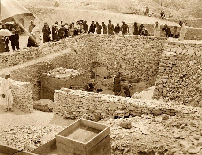 Khung cảnh bên ngoài lăng mộ Vua Tutankhamun trong cuộc khai quật năm 1922 tại Thung lũng các vị vua ở Ai Cập