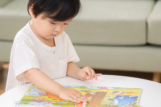 Cha mẹ hãy cùng chơi và tập cho con những trò chơi khuyến khích tính kiên trì, như ghép hình. Ảnh minh hoạ
