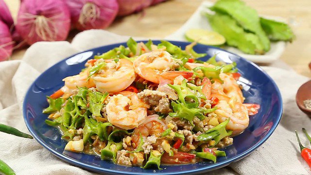 Gỏi đậu rồng tôm và thịt bò.