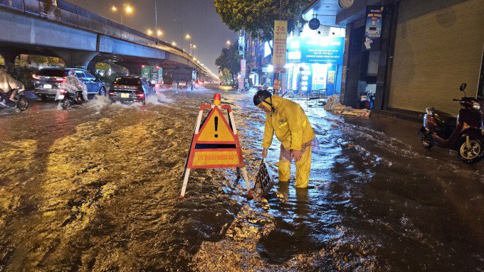 Mưa lớn xối xả, nhiều tuyến phố Hà Nội ngập nặng, Đại lộ Thăng Long ngập dữ dội nhất