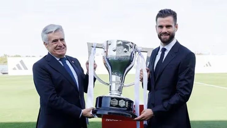 Đội trưởng Nacho nhận cúp vô địch La Liga cho Real Madrid, nhưng anh có thể sắp rời đội hè này