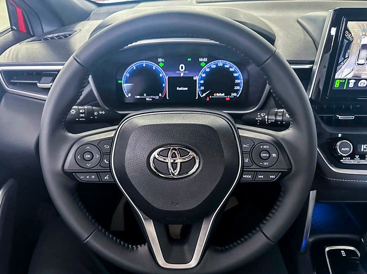 Ảnh thực tế xe Toyota Corolla Cross mới tại đại lý, giá bán từ 820 triệu đồng - 6