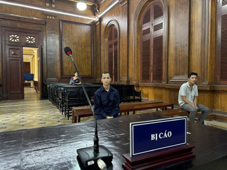 Bị cáo Danh Đức (áo lam) và bị cáo Phan Thanh Lòng tại tòa. Ảnh: MĐ