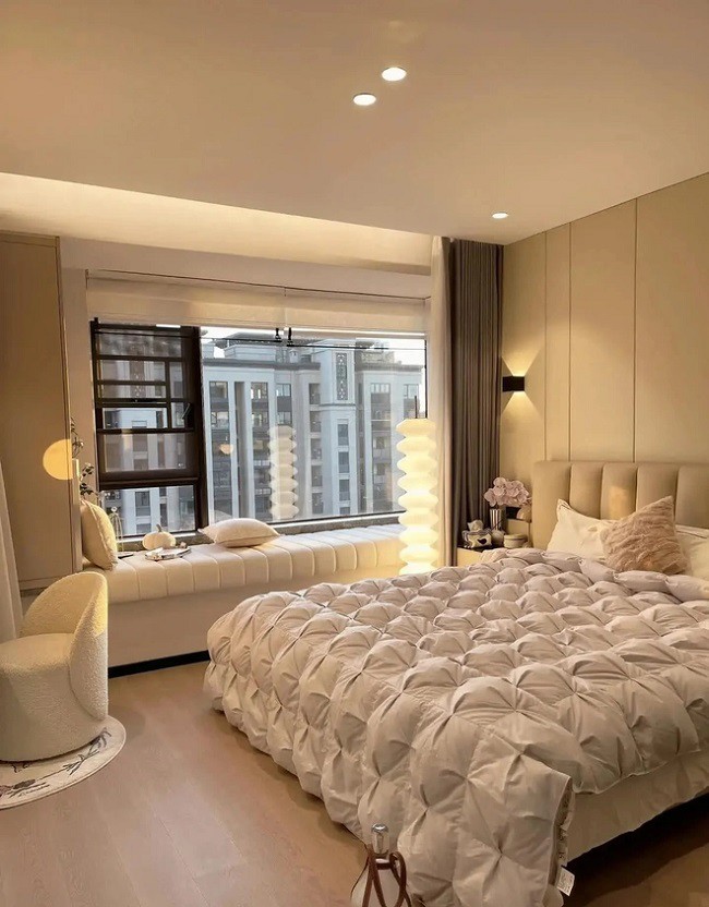 Phòng ngủ được thiết kế hết sức tiện nghi nhưng không kém phần sang trọng.
