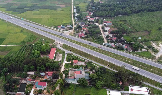 Xe chở đất hoành hành trên cao tốc, gây nguy cơ tai nạn nghiêm trọng