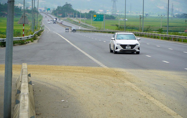 Xe chở đất hoành hành trên cao tốc, gây nguy cơ tai nạn nghiêm trọng