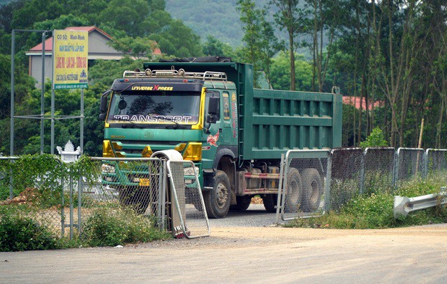 Xe chở đất hoành hành trên cao tốc, gây nguy cơ tai nạn nghiêm trọng