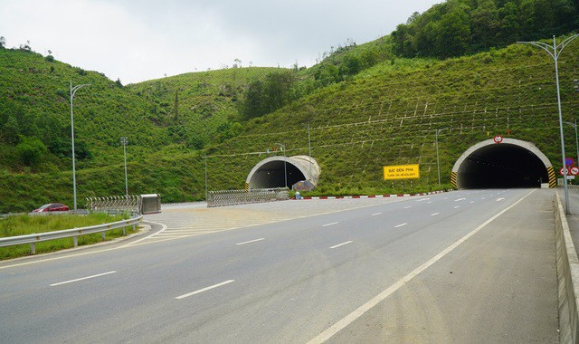 Xe chở đất hoành hành trên cao tốc, gây nguy cơ tai nạn nghiêm trọng