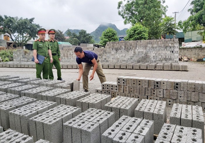 Công an huyện Yên Thủy thường xuyên tiếp xúc với nhân dân, nắm tình hình an ninh, trật tự ở cơ sở.