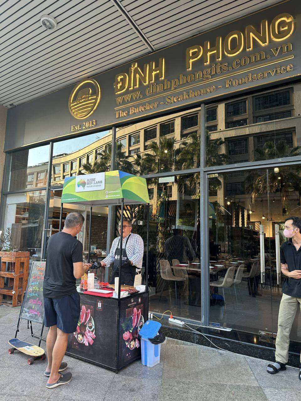 Sự kiện dùng thử thịt bò mát từ Úc thu hút sự quan tâm của nhiều khách hàng.