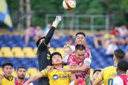 Bóng đá - Video bóng đá SLNA - TP.HCM: Hiệp 2 gay cấn, 2 &quot;người nhện&quot; trổ tài (V-League)