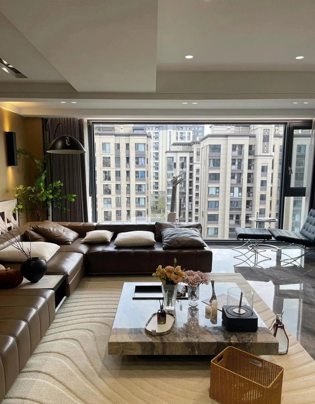 Hoa và đồ trang trí được đặt khéo léo trên bàn cà phê không chỉ phản ánh chất lượng cuộc sống của gia chủ, mà còn khiến mọi người cảm nhận được sự ấm áp.
