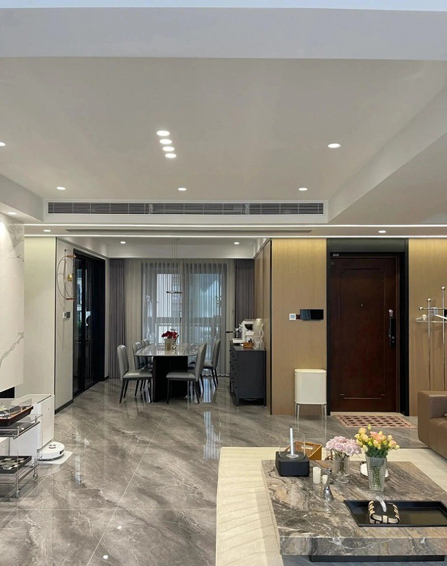 Những bó hoa và đồ trang trí đặt trên bàn bằng đá cẩm thạch khiến không gian tràn đầy sức sống và ấm áp.
