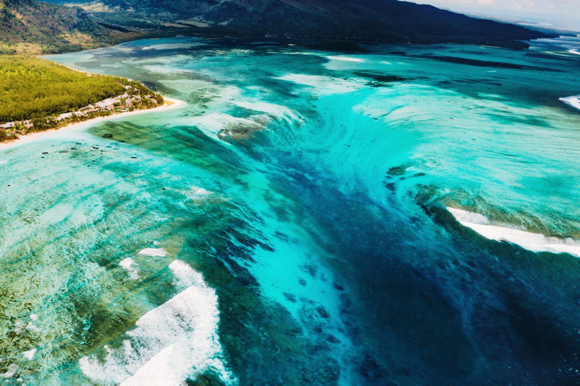 Có một thác nước dưới nước ở quốc đảo này - 2