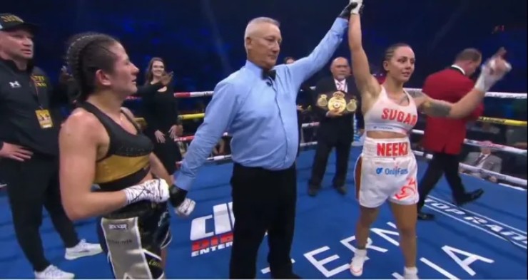 Mỹ nhân thích xăm trổ, Johnson (phải) giành chiếc đai vô địch WBA hạng gà