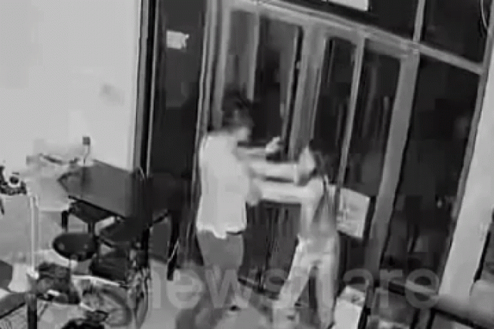 Phi thường - kỳ quặc - Clip: Người đàn ông giả vờ mua đồ uống rồi sàm sỡ nữ chủ quán