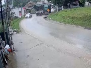 Ô tô - Clip: Ôm cua kiểu "ma tốc độ", xe đầu kéo lao thẳng vào nhà dân