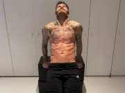 Đàn ông - David Beckham &quot;gây sốt&quot; khi thể hiện tình yêu tinh tế với vợ qua clip chăm sóc da