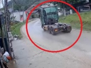 Tin tức trong ngày - Clip: Xe đầu kéo drift tránh tông ô tô con như phim hành động, tài xế rước tai họa