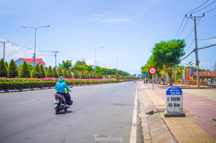 Trong tương lai, để phục vụ quá trình phát triển trở thành một thành phố du lịch sinh thái chất lượng cao tầm quốc tế, huyện Cần Giờ được định hướng hình thành nhiều công trình, dự án lớn như Khu đô thị lấn biển Cần Giờ, cầu thay cho phà Bình Khánh, Cảng trung chuyển container quốc tế...