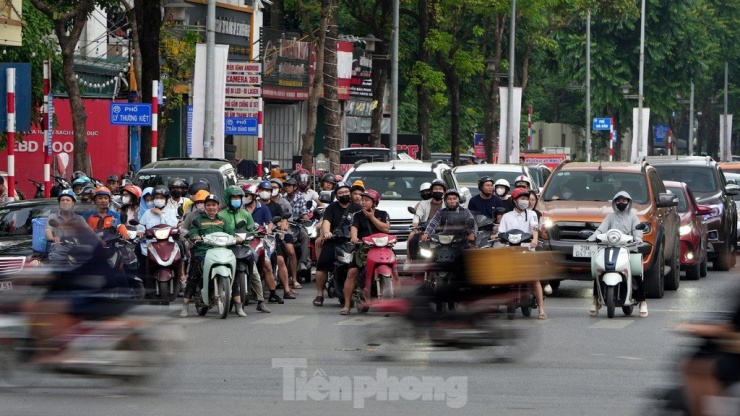 Theo đề xuất của Sở GTVT, hầm chui đường Lê Trọng Tấn dưới đường Quang Trung dự kiến tổng chiều dài thiết kế hầm và đường dẫn đầu hầm là 675m. Hầm gồm 2 đơn nguyên, với tĩnh không thông xe trong hầm là 4,75m. Đường đô thị 2 bên hầm mỗi chiều bố trí 2 làn xe.