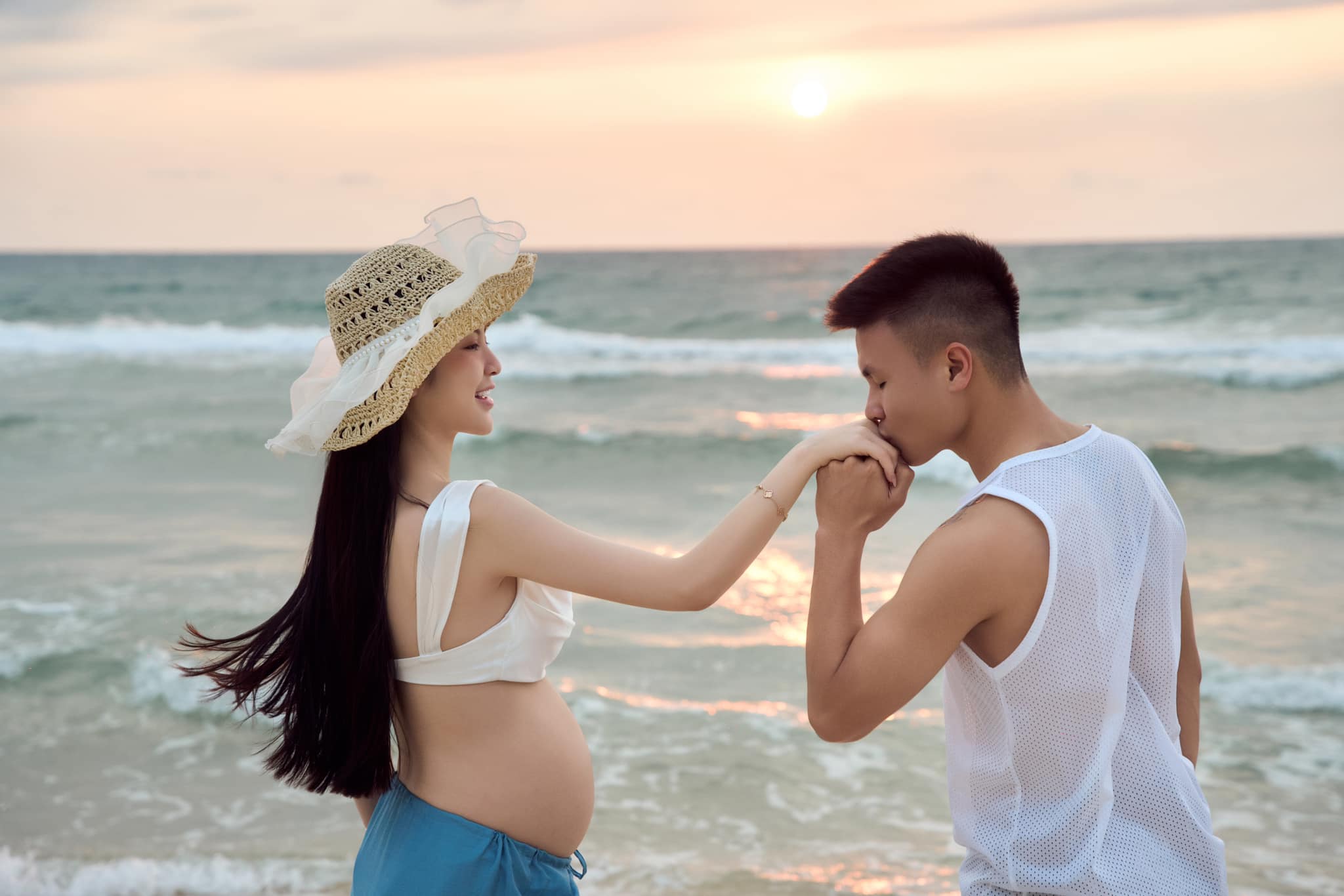 Vợ Quang Hải tự tin khoe dáng đẹp khi mang bầu với đồ bơi xuyên thấu - 6