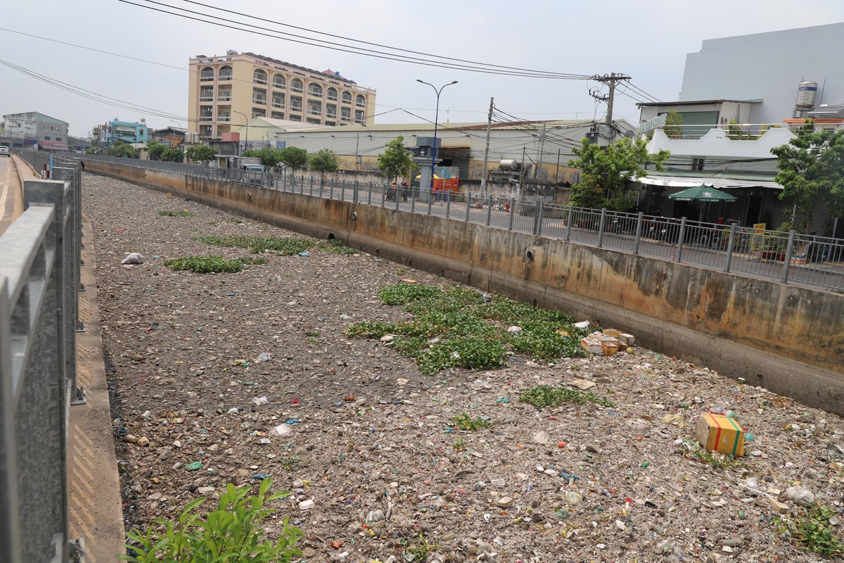 Trên tuyến kênh khoảng 500m, dày đặc rác thải sinh hoạt. Theo chính quyền địa phương, dự án kênh Nước Đen đến nay chưa được Ban giao thông TP bàn giao cho địa phương nên trách nhiệm xử lý, khắc phục tình trạng rác thải, lục bình tồn đọng trên kênh do Ban giao thông thực hiện.