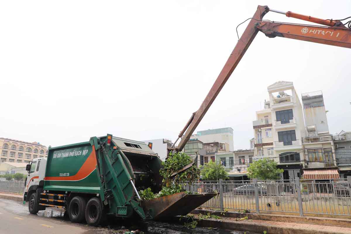 Theo lực lượng chức năng địa phương, ước tính có khoảng 100 tấn rác thải sinh hoạt, lục bình được vớt lên từ kênh.