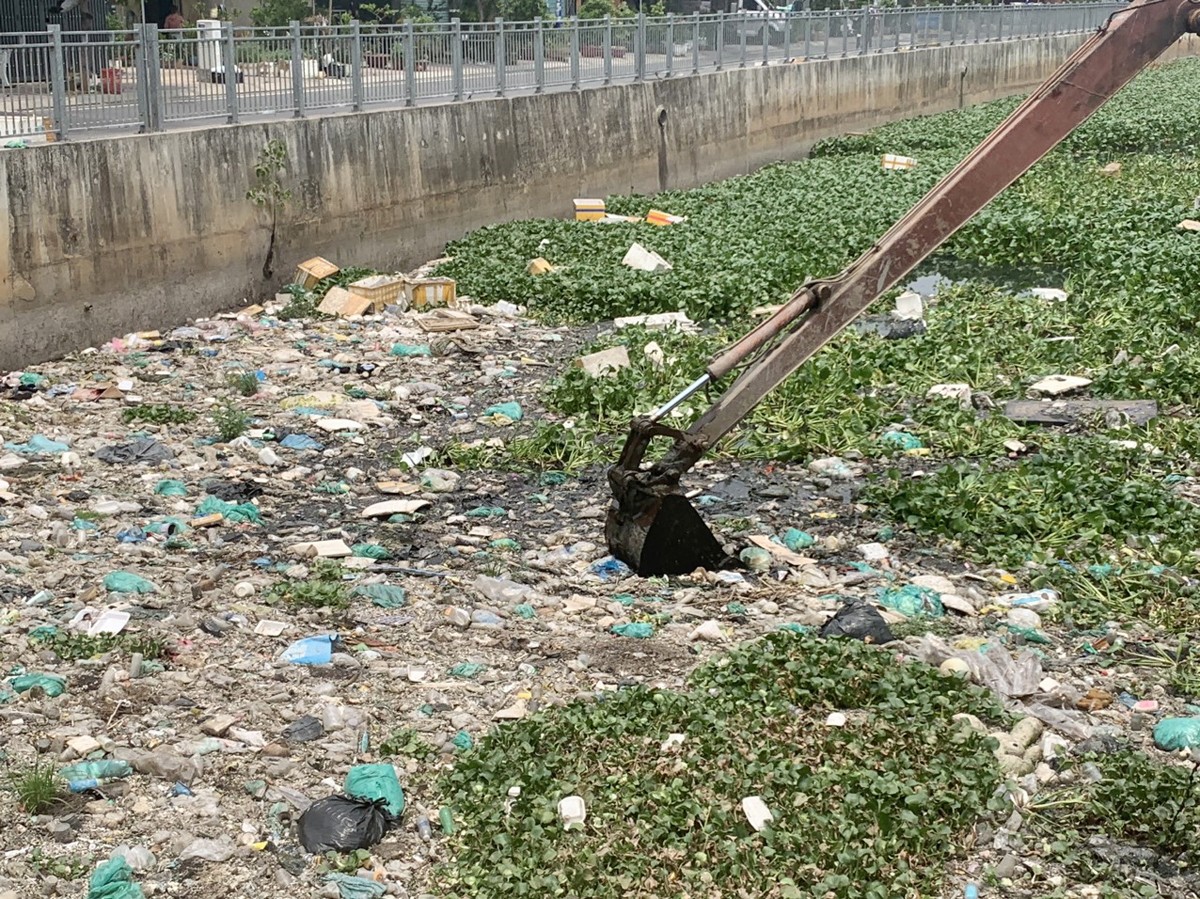 Dự kiến khoảng 3 ngày nữa, việc vớt rác khơi thông dòng chảy kênh sẽ hoàn thành.