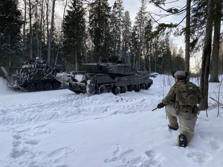 Binh sĩ NATO tập trận quân sự cùng với xe tăng Challenger 2 ở Estonia.