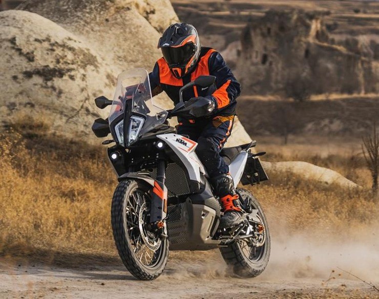 1. KTM 790 Adventure đạt vận tốc cực đại lên đến 140 MPH (225,3 km/h). Sức mạnh xe đến từ động cơ đôi xi lanh, dung tích 799cc, cho công suất tối đa 93,8 mã lực tại 8.000 vòng/phút. KTM 790 Adventure có giá niêm yết là 10.990 USD (279,7 triệu đồng).