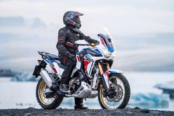 2. Honda Africa Twin là dòng xế phượt hành trình đầy đủ kích cỡ, trang bị động cơ 1084cc, cho công suất tối đa 101 mã lực tại 7.500 vòng/phút và vận tốc cực đại lên đến 140 MPH (225,3 km/h). Xe có giá niêm yết là 14.799 USD (376,68 triệu đồng).