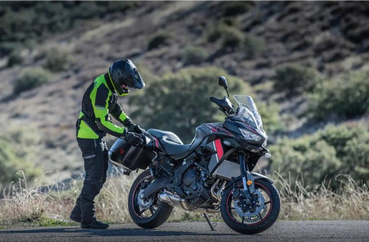 4. Kawasaki Versys 650 đạt vận tốc nhanh chóng mặt lên đến 128 MPH (206 km/h), trang bị động cơ đôi xi lanh song song, dung tích 649cc, cho công suất tối đa 66 mã lực tại 8.000 vòng/phút. Xe có giá bán niêm yết 10.099 USD (257 triệu đồng).