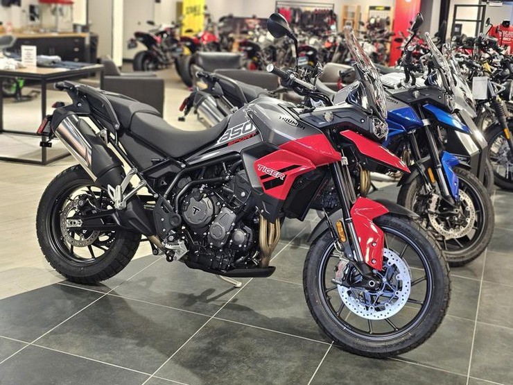 8. Triumph Tiger 850 Sport là dòng xe chạy hành trình, mang phong cách phượt mạnh mẽ. Xe sở hữu động cơ 3 xi lanh thẳng hàng, dung tích 888cc, cho công suất tối đa 85 mã lực tại 8.500 vòng/phút và đạt vận tốc tối đa 130 MPH (209,2 km/h). Tiger 850 Sport có giá niêm yết là 12.290 USD (312,8 triệu đồng).