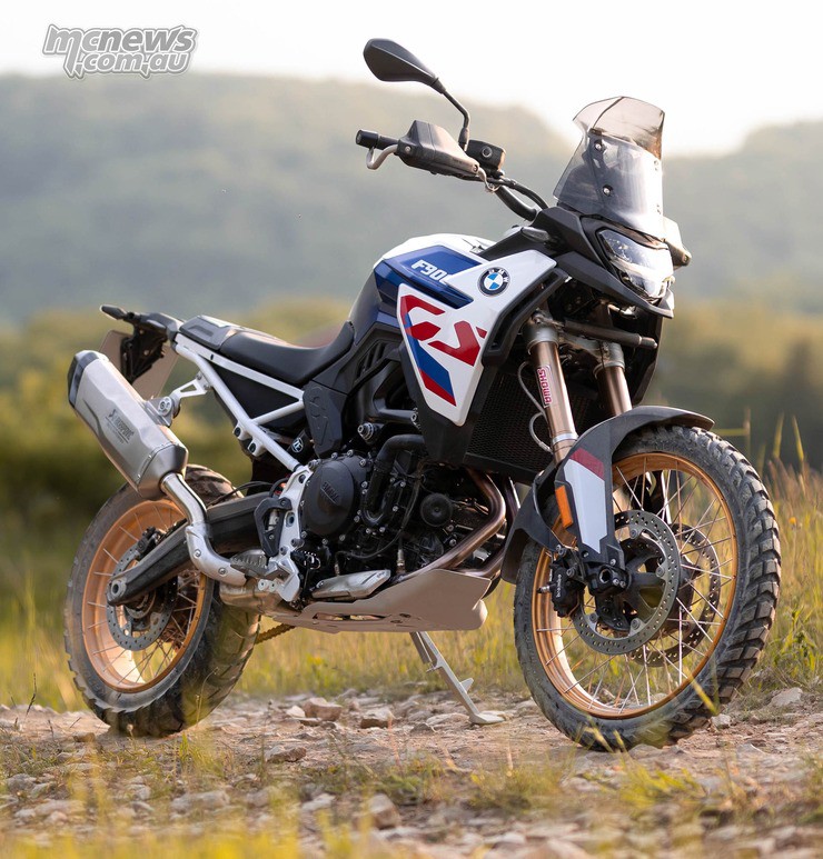 9. BMW F 900 GS Adventure là dòng xế phượt tầm trung, trang bị động cơ mới đôi xi lanh, dung tích 895cc, cho công suất tối đa 105 mã lực tại 8.500 vòng/phút và đạt vận tốc cực đại lên đến hơn 120 MPH (193,12 km/h). Xe có giá niêm yết là 14.195 USD (361,3 triệu đồng).