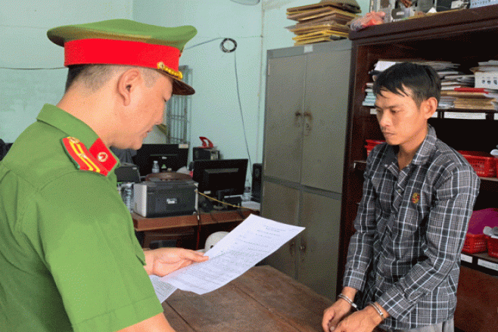 Pháp luật - Bắt người đàn ông cầm gậy đánh 2 người thương vong