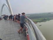 Pháp luật - Hai nữ sinh lớp 9 để lại dép và xe trên cầu Kinh Dương Vương rồi mất tích