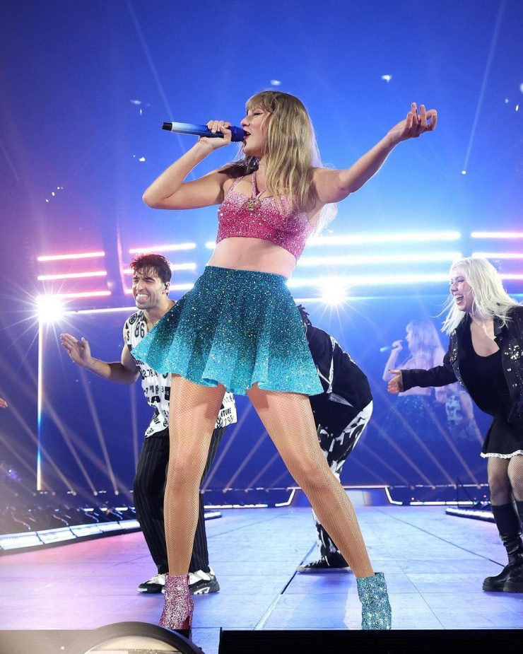 Loạt váy áo Taylor Swift đầu tư cho show ở Paris - 2