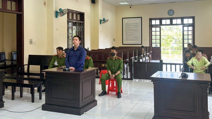 Bị cáo Trần Nhật Thiên bị TAND tỉnh Hậu Giang tuyên phạt 12 năm tù tội giết người. Ảnh: BẢO BẢO
