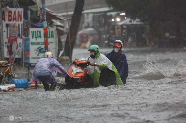 16h, trời chuyển tối sầm, sau đó mưa như trút nước kéo dài khoảng một giờ khiến nhiều đường ở TP Thủ Đức như Lã Xuân Oai, Tô Ngọc Vân, Dương Văn Cam... ngập sâu. Trong đó, khoảng 300 m đường Lã Xuân Oai ngập nặng, đoạn gần chợ Tăng Nhơn Phú nước ngang yên xe.
