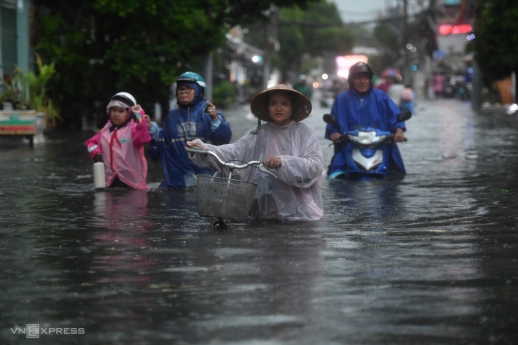 Nước ngập lút yên xe trên đường Dương Văn Cam, TP Thủ Đức.