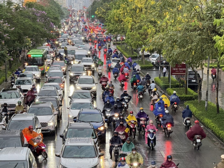 Mưa lớn giờ tan tầm, đường phố kẹt cứng, người Hà Nội loay hoay tìm lối về nhà - 11
