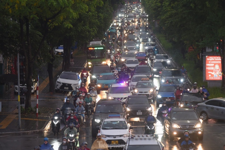 Càng về tối, đường phố càng đông nghẹt. Hình ảnh đường Nguyễn Khánh Toàn lúc 18h40.