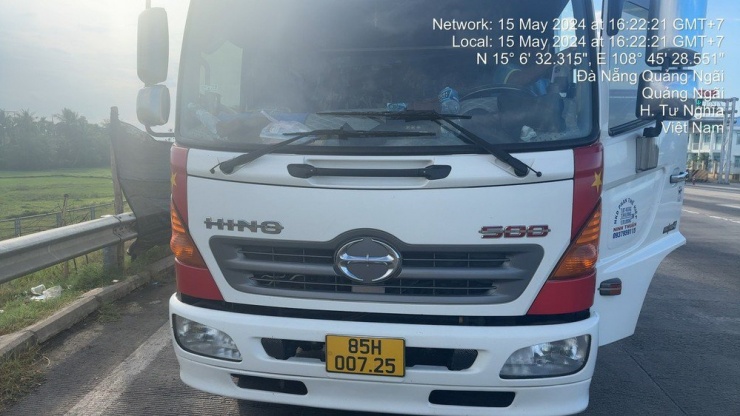 Lực lượng chức năng dừng chiếc xe tải vượt ẩu trên cao tốc Cam Lộ - La Sơn tại địa phận tỉnh Quảng Ngãi để xử lý.